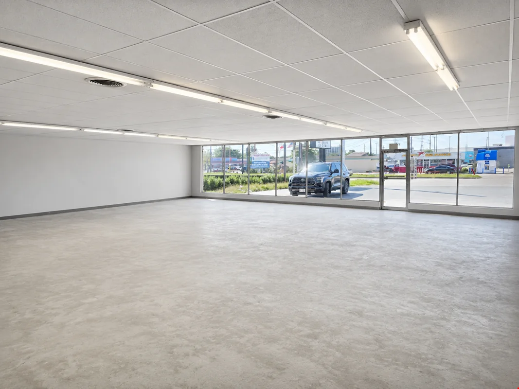 ±4,000 SF Showroom with Warehouse | Across from H-E-B — Sale in Tomball, TX, photo 7 of 8