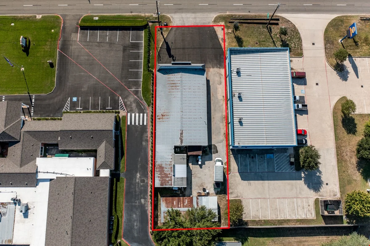 ±4,000 SF Showroom with Warehouse | Across from H-E-B — Sale in Tomball, TX, photo 8 of 8