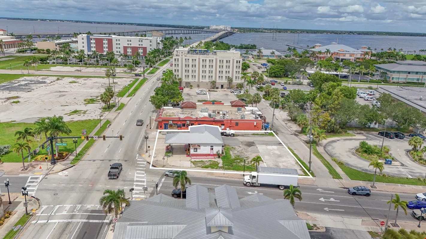 Free-standing Retail at Signalized Corner — Sale in Punta Gorda, FL, photo 2 of 8