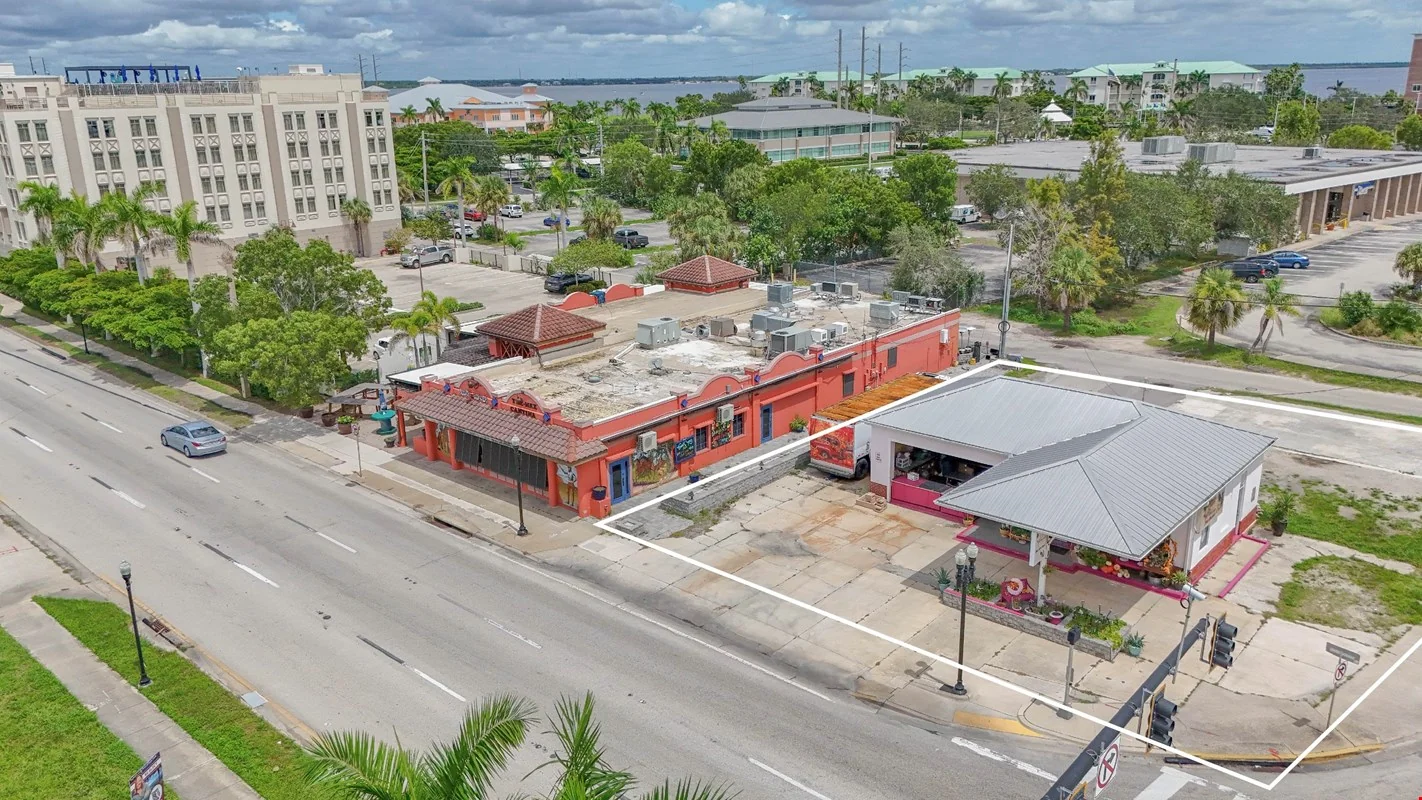 Free-standing Retail at Signalized Corner — Sale in Punta Gorda, FL, photo 3 of 8