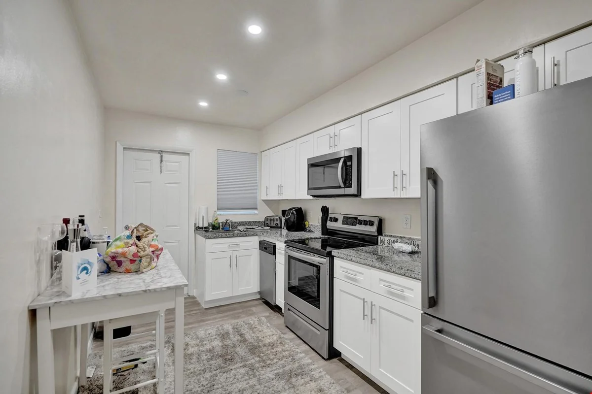 Mutli-Family Six Units with Pool & On-Site Laundry — Sale in Fort Lauderdale, FL, photo 3 of 8