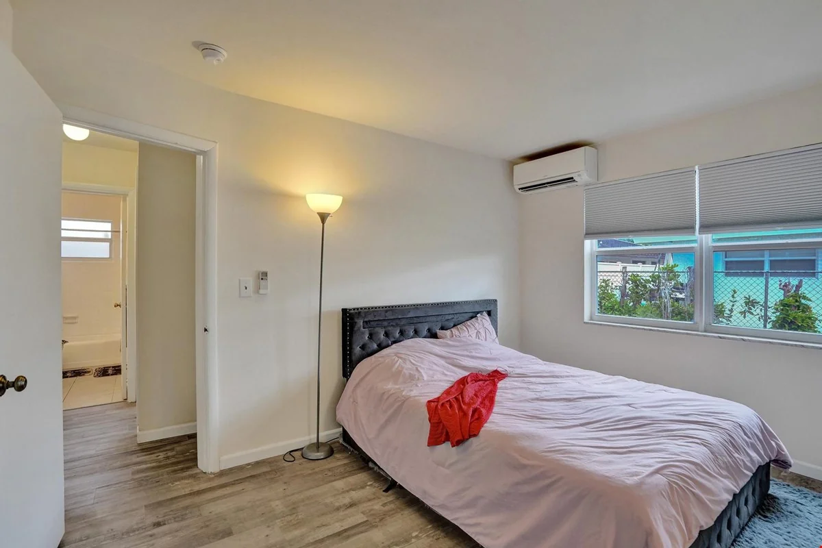 Mutli-Family Six Units with Pool & On-Site Laundry — Sale in Fort Lauderdale, FL, photo 4 of 8