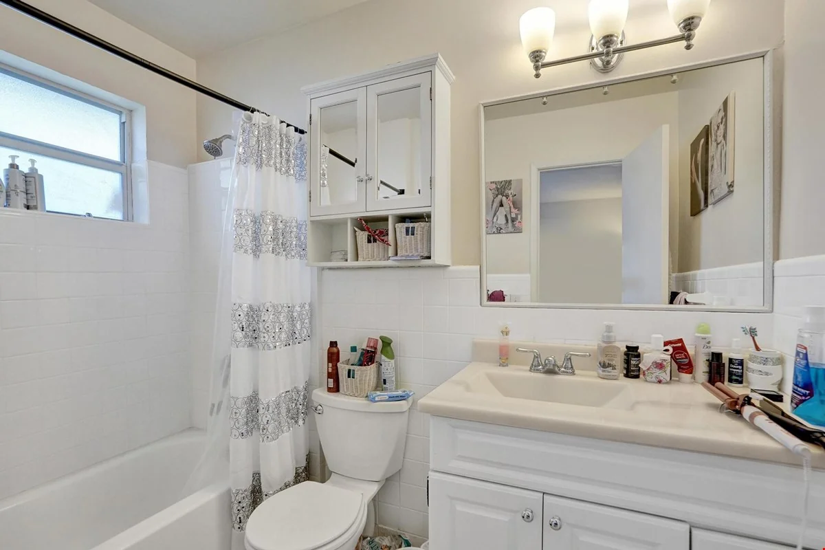 Mutli-Family Six Units with Pool & On-Site Laundry — Sale in Fort Lauderdale, FL, photo 5 of 8