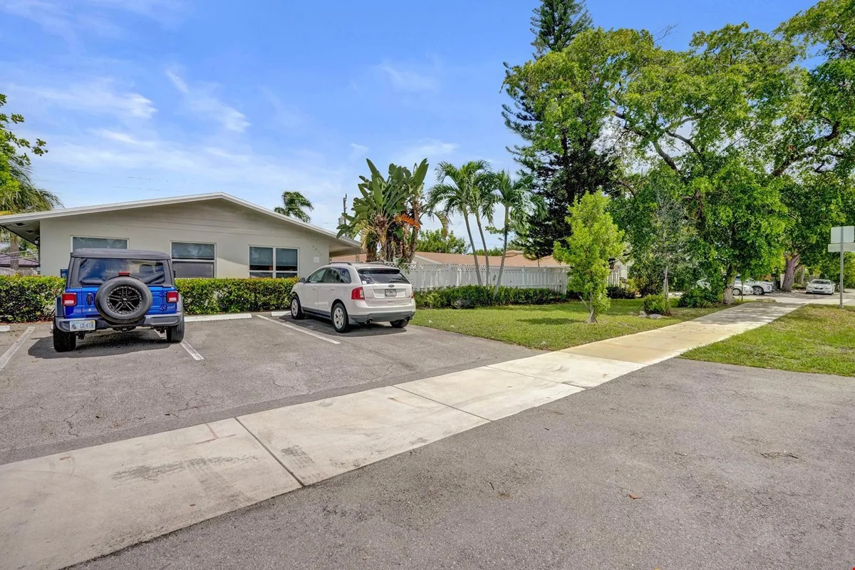 Mutli-Family Six Units with Pool & On-Site Laundry — Sale in Fort Lauderdale, FL, photo 6 of 8