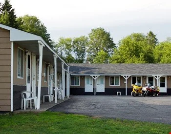 Hillcrest Motel & Cabins — Sale in Munising, MI, photo 2 of 8