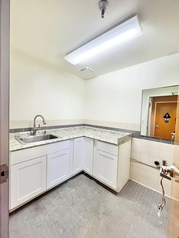 Flex Condominium near Sacramento Airport — Sale in Sacramento, CA, photo 7 of 8