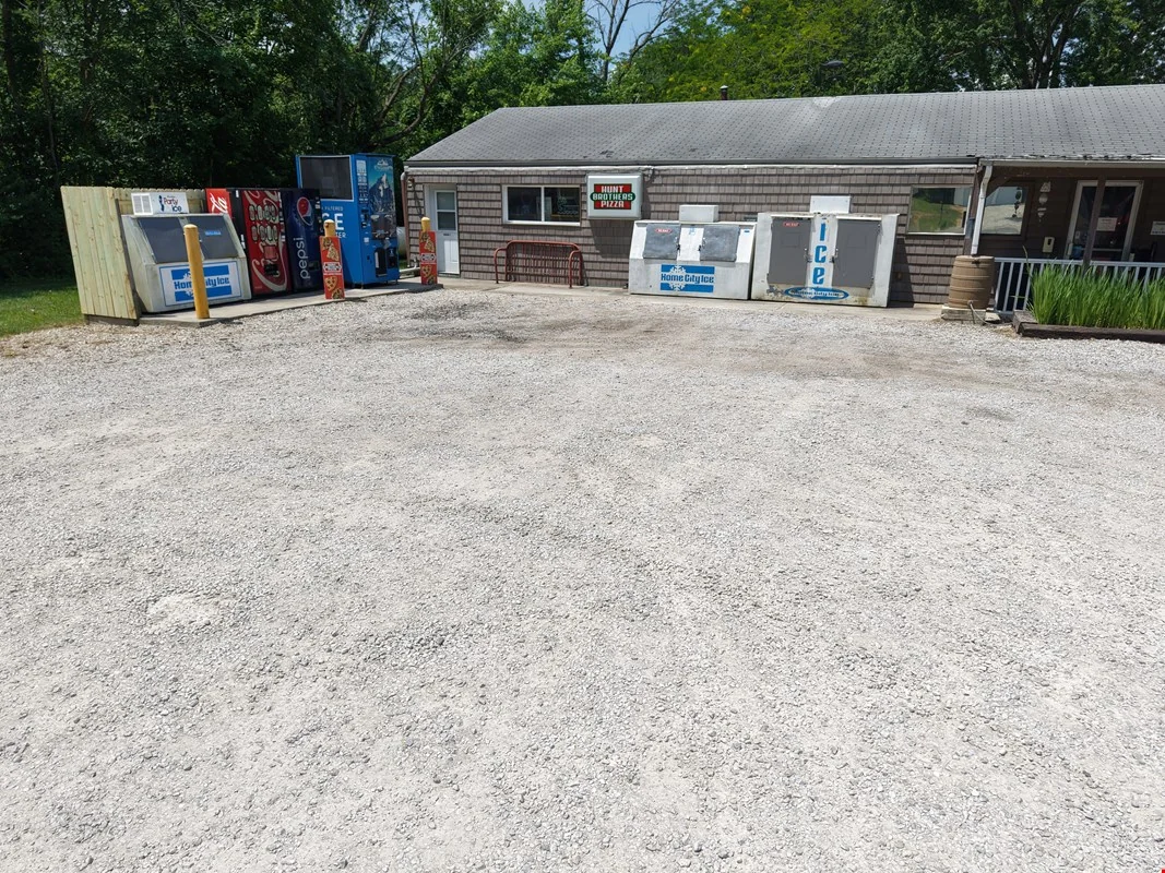 1643 County Highway 42, Shelbyville — Sale in Shelbyville, IL, photo 5 of 8