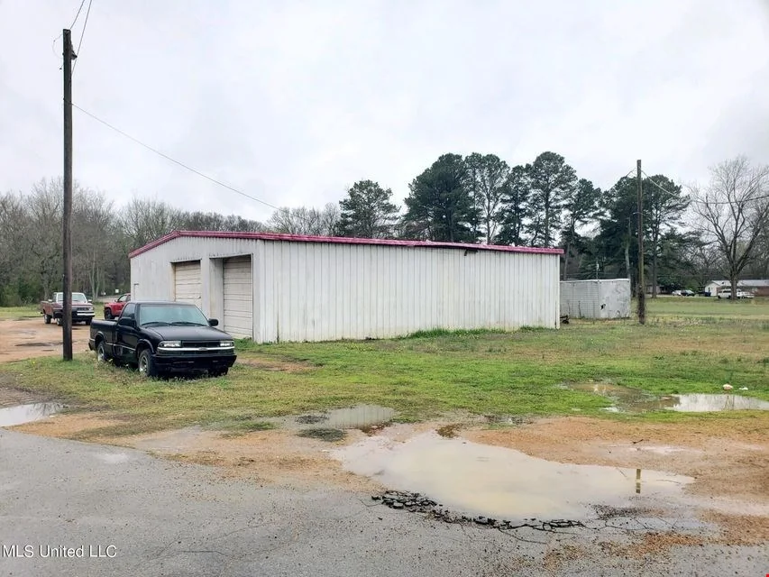 307 Panola Avenue Batesville, MS 38606 — Sale in Batesville, MS, photo 2 of 8