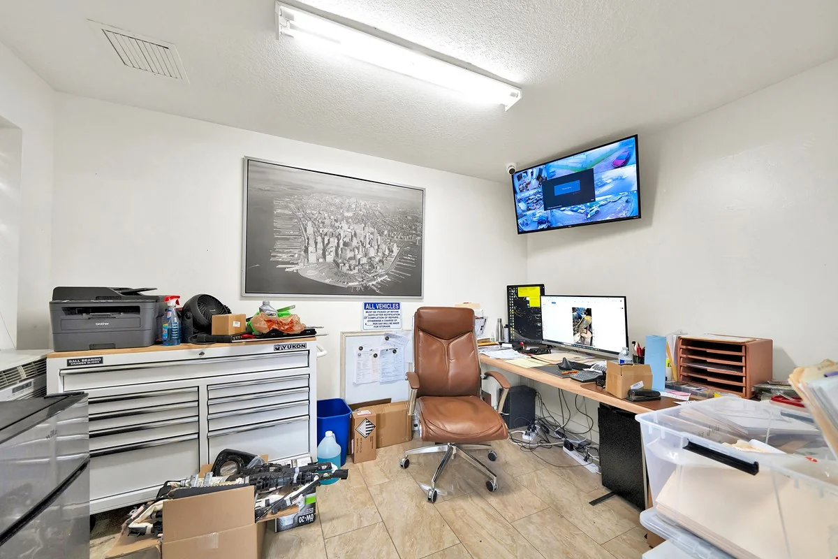 Devonaire Commerce Center — Sale in Miami, FL, photo 4 of 6