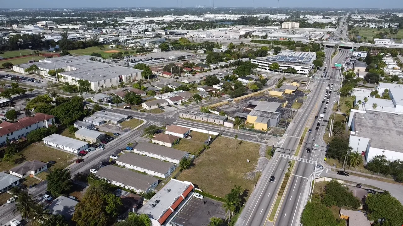 837 W Pembroke Rd. — Sale in Hallandale Beach, FL, photo 4 of 7