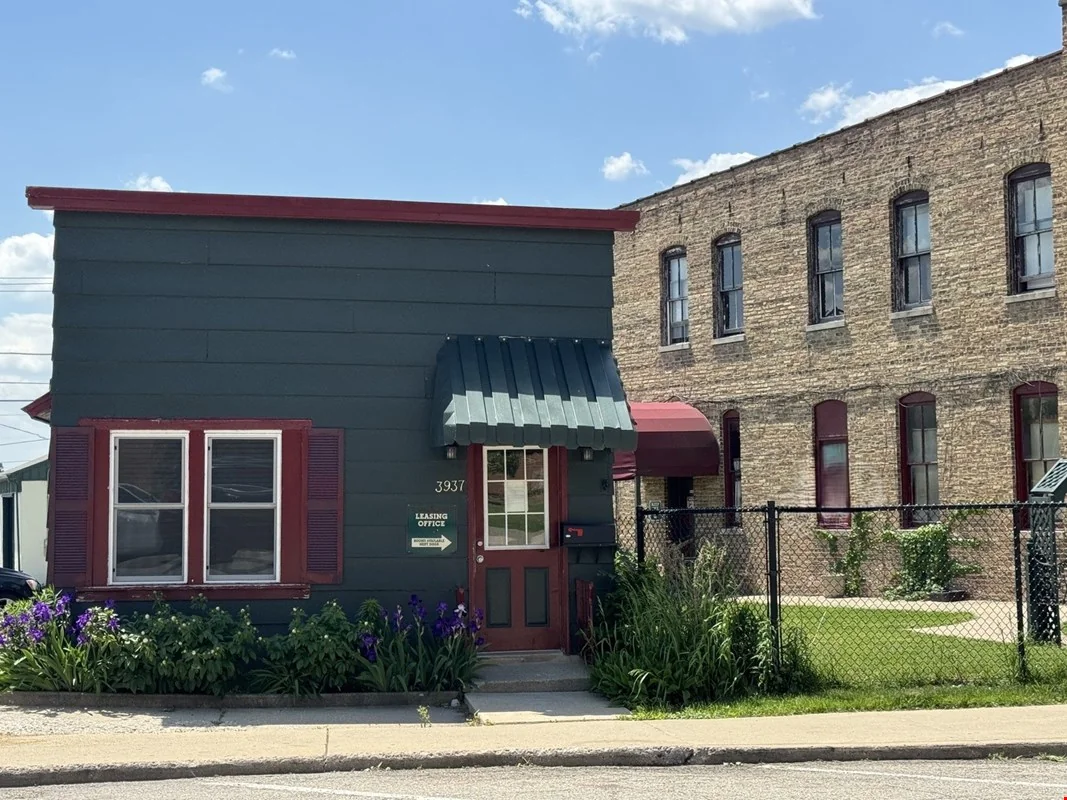 INCOME AND CASH FLOWING PROPERTY — Sale in Mchenry, IL, photo 3 of 4