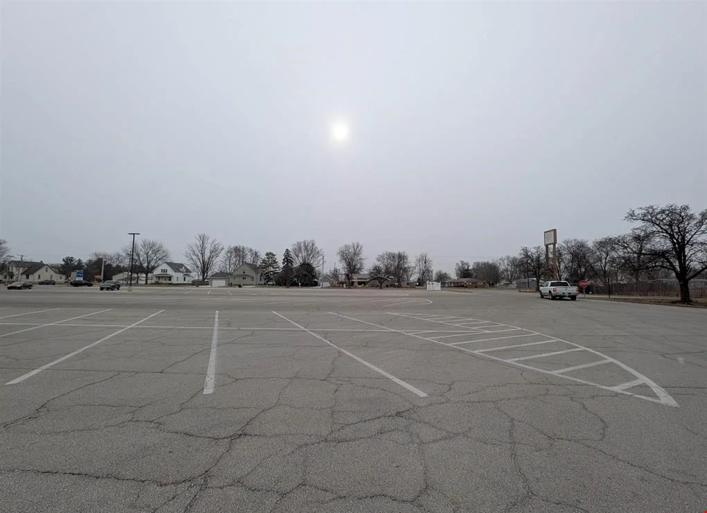 1741 E Chestnut St — Lease in Canton, IL, photo 6 of 8