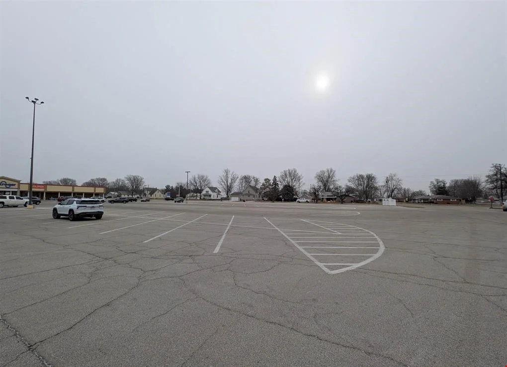 1741 E Chestnut St — Lease in Canton, IL, photo 5 of 8