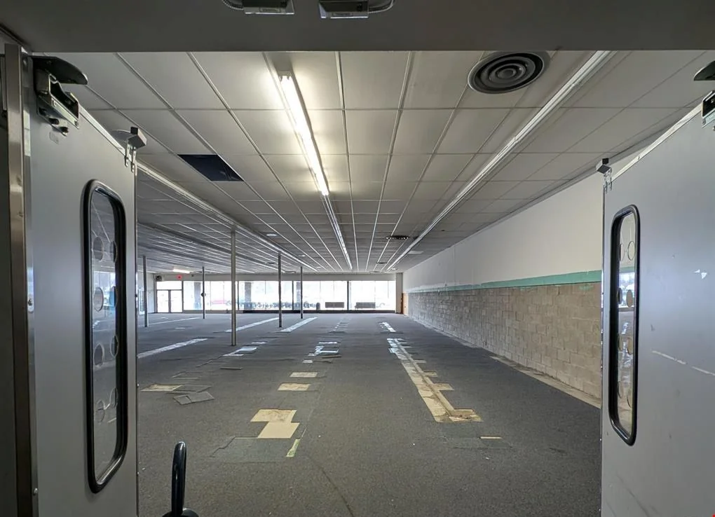 1773 E Chestnut St — Lease in Canton, IL, photo 4 of 8