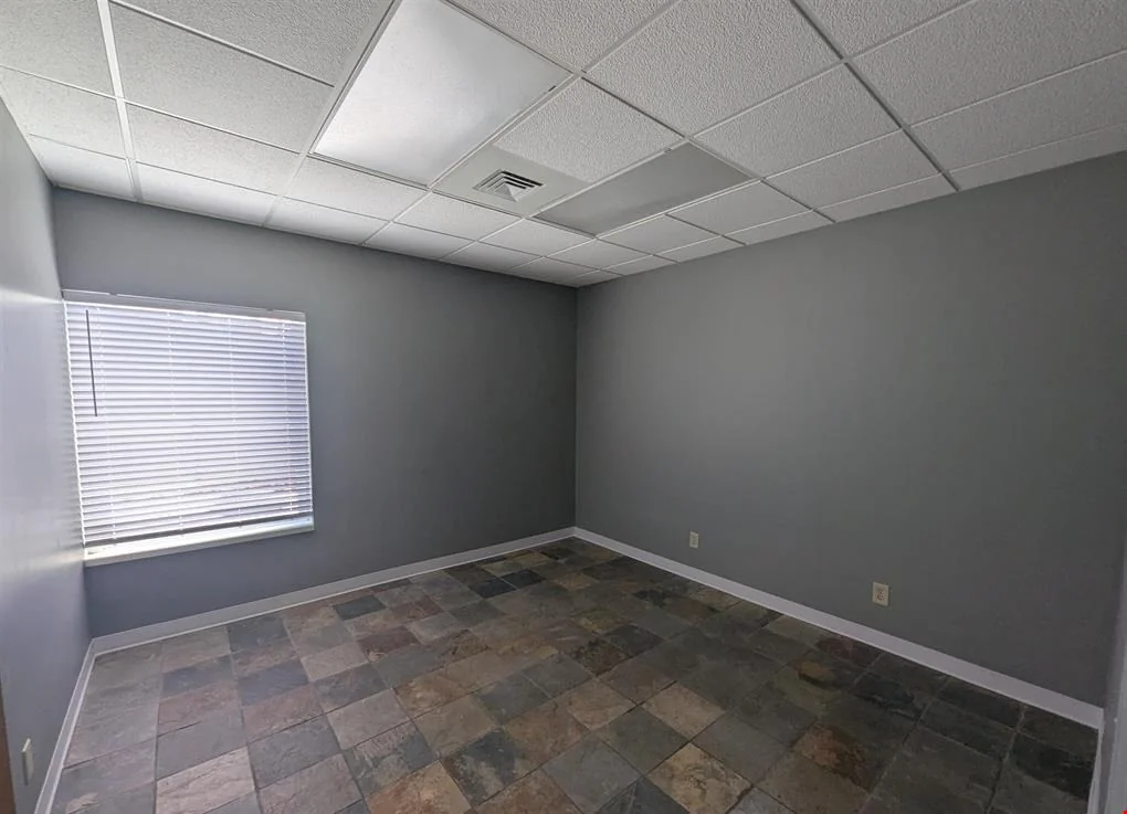 2001 W Willow Knolls Dr Micro Suite H — Lease in Peoria, IL, photo 5 of 8