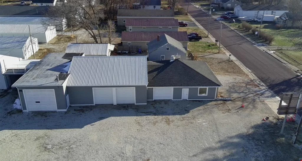 421 E Moneta Ave — Lease in Peoria Heights, IL, photo 2 of 8