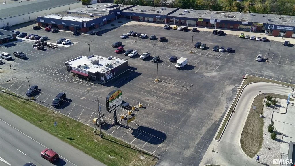 Sunset Plaza — Lease in Pekin, IL, photo 2 of 8