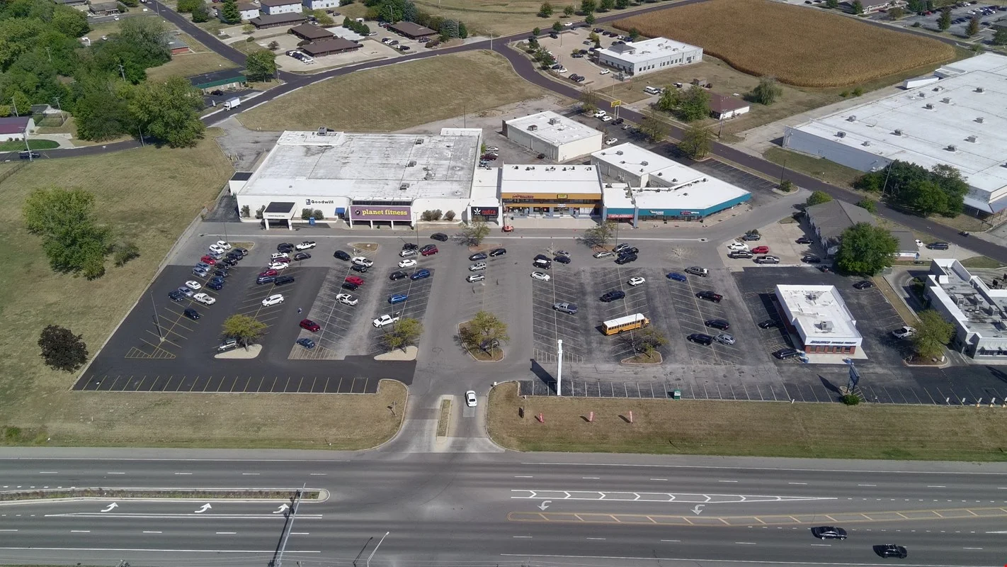3245 Court St — Lease in Pekin, IL, photo 1 of 8