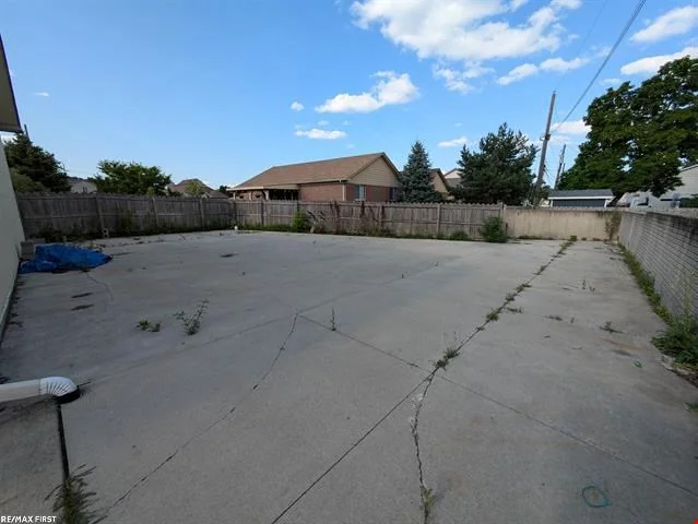 35850 Utica Rd — Lease in 35850 Utica Road, MI, photo 1 of 8