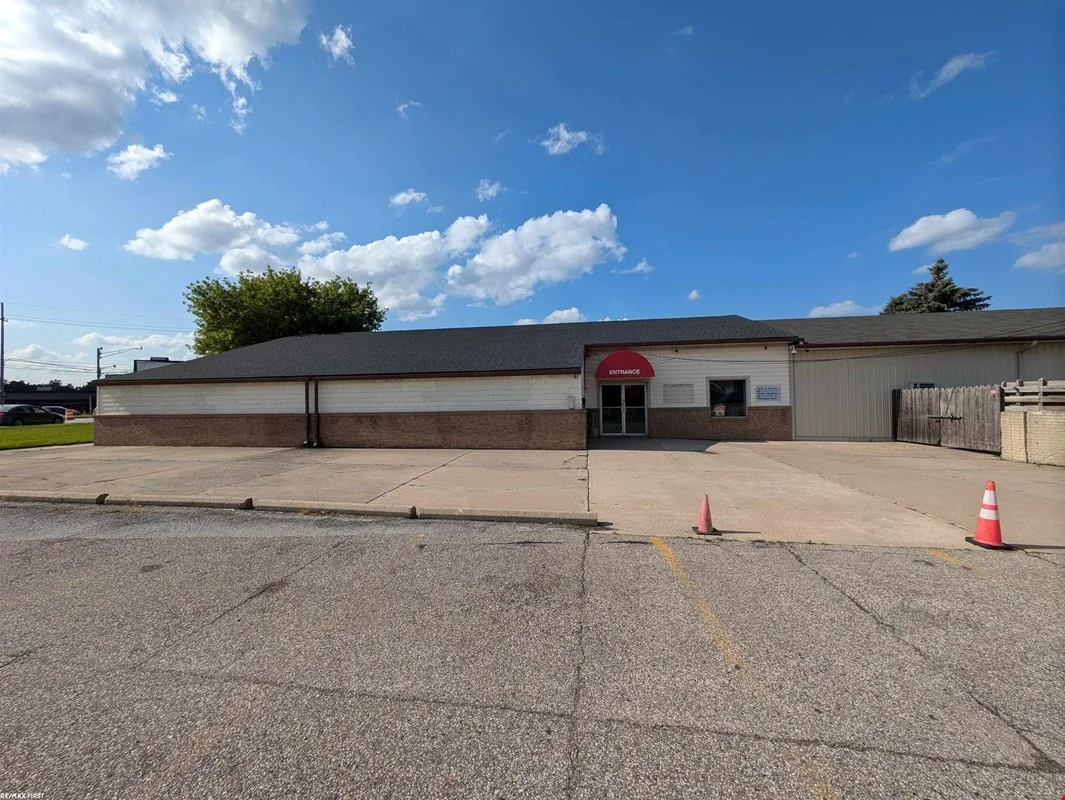 35850 Utica Rd — Lease in 35850 Utica Road, MI, photo 3 of 8