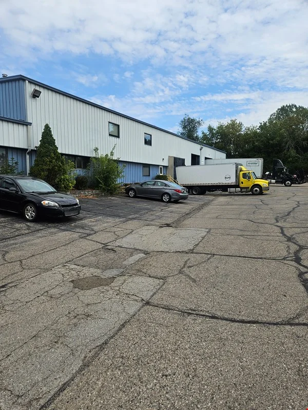 Office / Flex / Warehouse Building for Lease — Lease in Madison, WI, photo 4 of 8