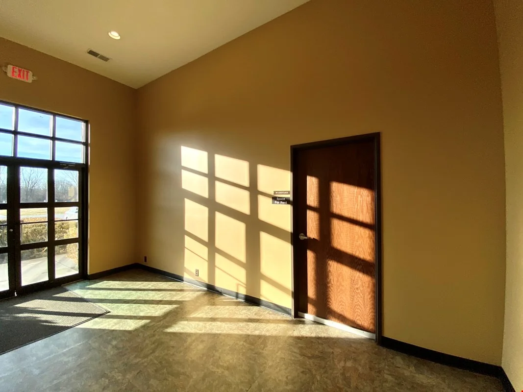 2 Professional Office Spaces For Lease — Lease in Valparaiso, IN, photo 4 of 8