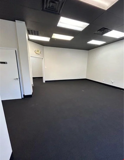 Show Stopping Showroom (no warehouse) — Lease in Stuart, FL, photo 3 of 8