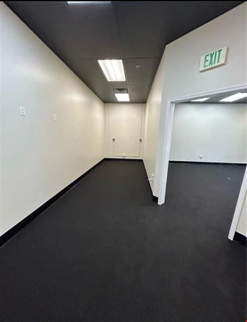 Show Stopping Showroom (no warehouse) — Lease in Stuart, FL, photo 7 of 8