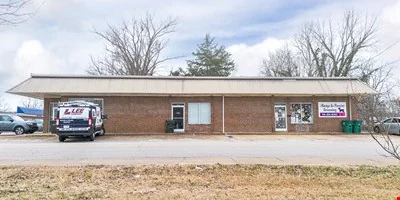 200 W Linden Ave — Sale in Hohenwald, TN, photo 2 of 8