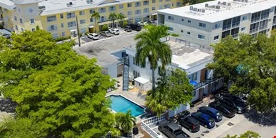 Chalet East - Victoria Park Apartments — Sale in Fort Lauderdale, FL, photo 2 of 8