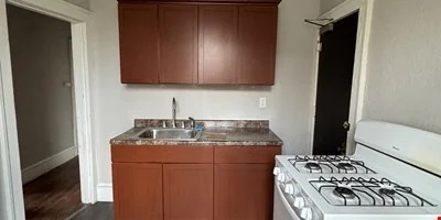 686 19th St, Des Moines — Sale in Des Moines, IA, photo 3 of 5
