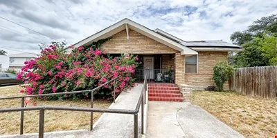 1402 Corpus Christi St, Laredo — Sale in Laredo, TX, photo 3 of 8