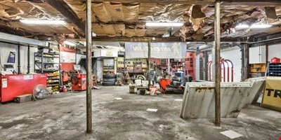 High Traffic Four Garage Bays in Portsmouth, NH — Lease in Portsmouth, NH, photo 2 of 8