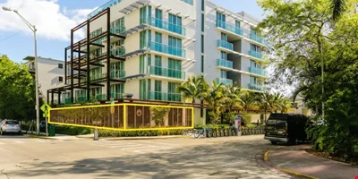 Prime Retail Opportunity — Lease in Miami Beach, FL, photo 3 of 8
