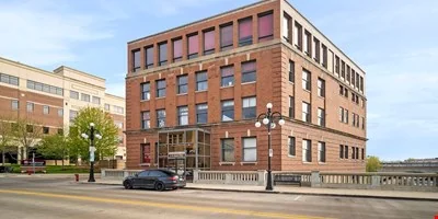 31 W Downer Pl, Aurora, IL 60506 — Lease in Aurora, IL, photo 1 of 7