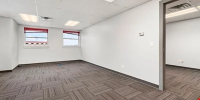 31 W Downer Pl, Aurora, IL 60506 — Lease in Aurora, IL, photo 4 of 7