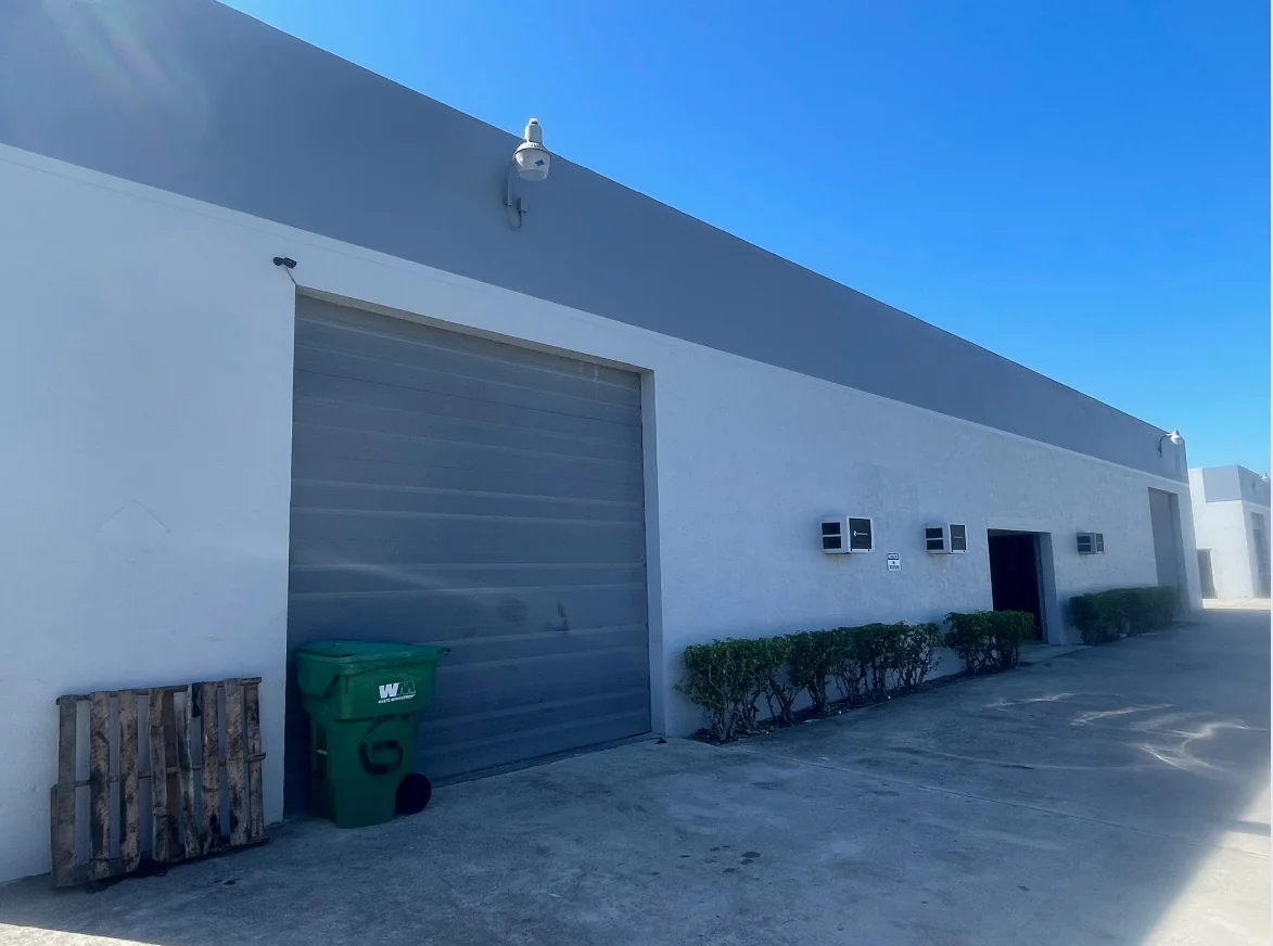 Mangonia Commerce Center