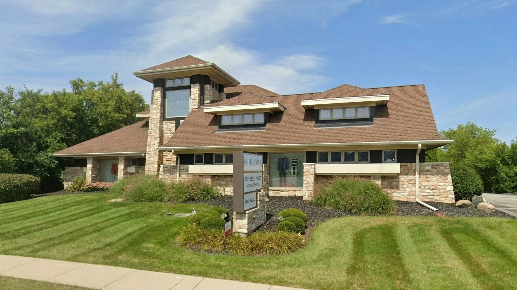 1550 W Mequon Rd — Sale in Mequon, WI, photo 1 of 1