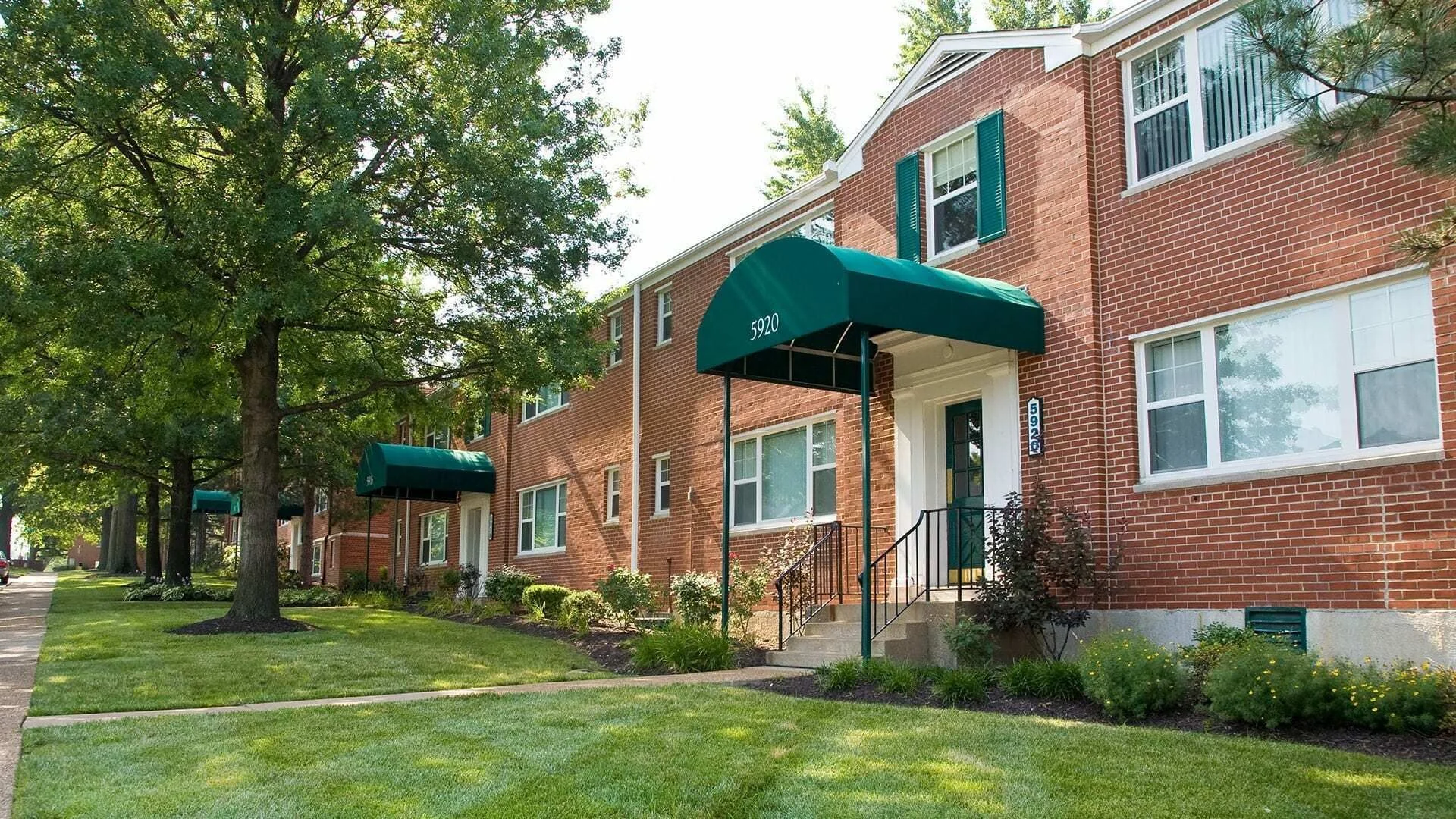 Hampton Gardens — Sale in St. Louis, MO, photo 2 of 8