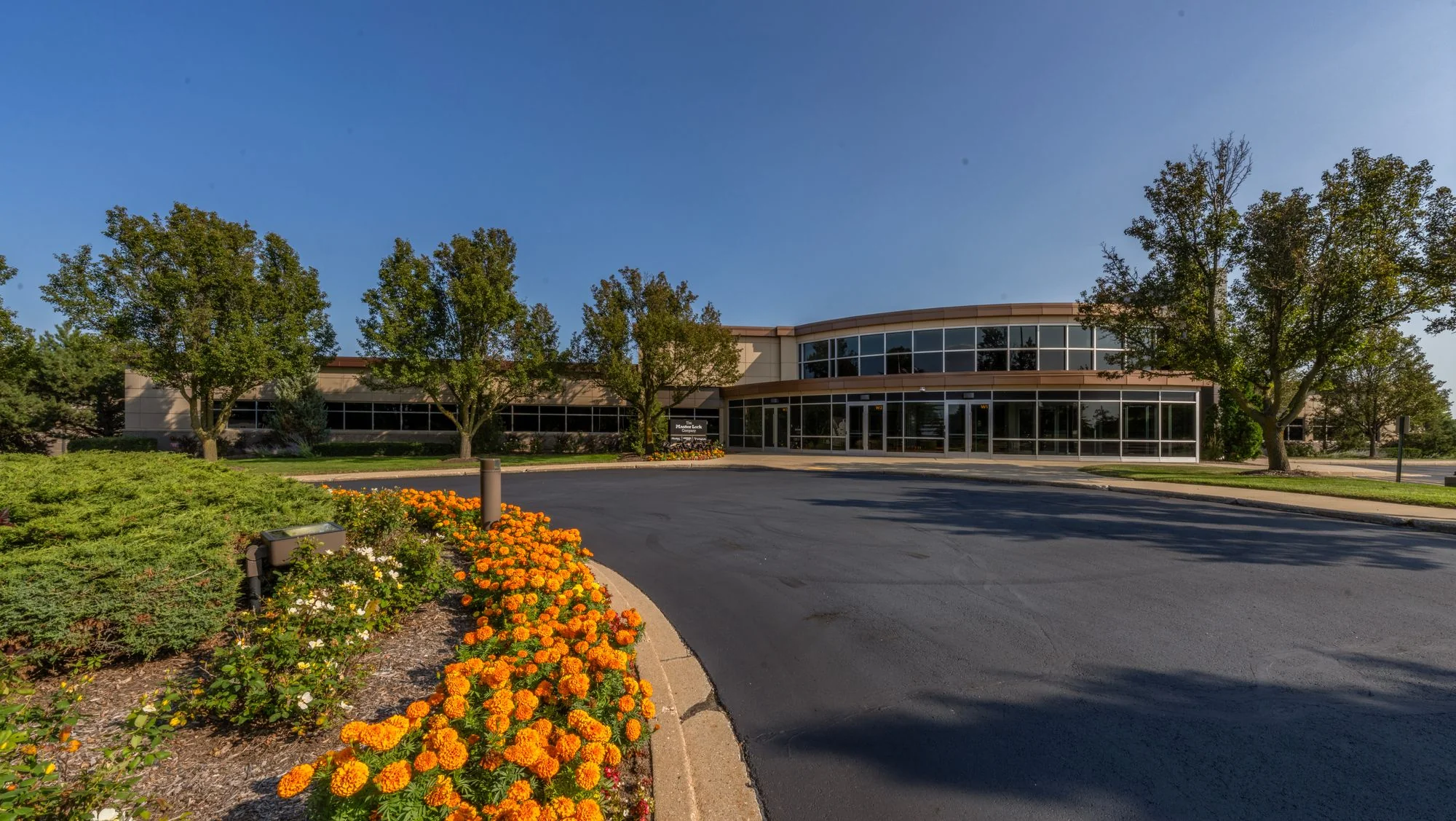 Office / Flex / R&D Available for Lease or Sale — Sale in Oak Creek, WI, photo 2 of 7