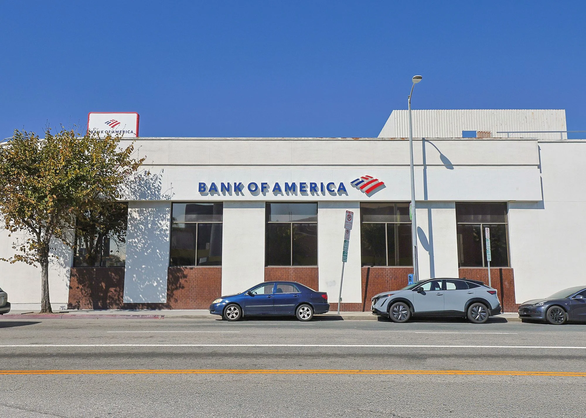 Bank of America — Sale in Los Angeles, CA, photo 2 of 3