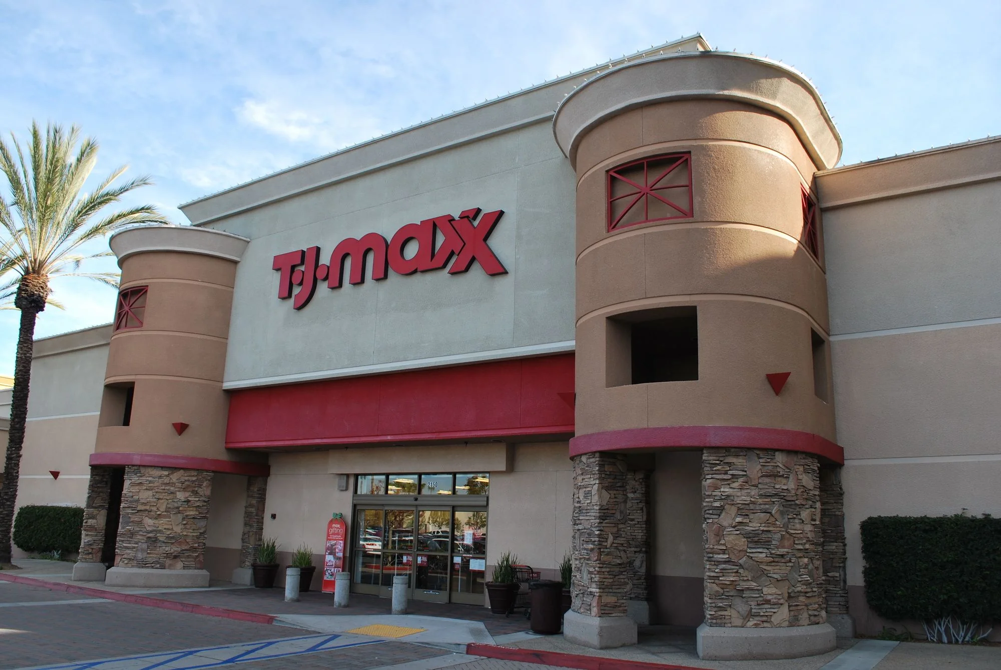 Los Altos Marketcenter — Lease in Long Beach, CA, photo 2 of 3