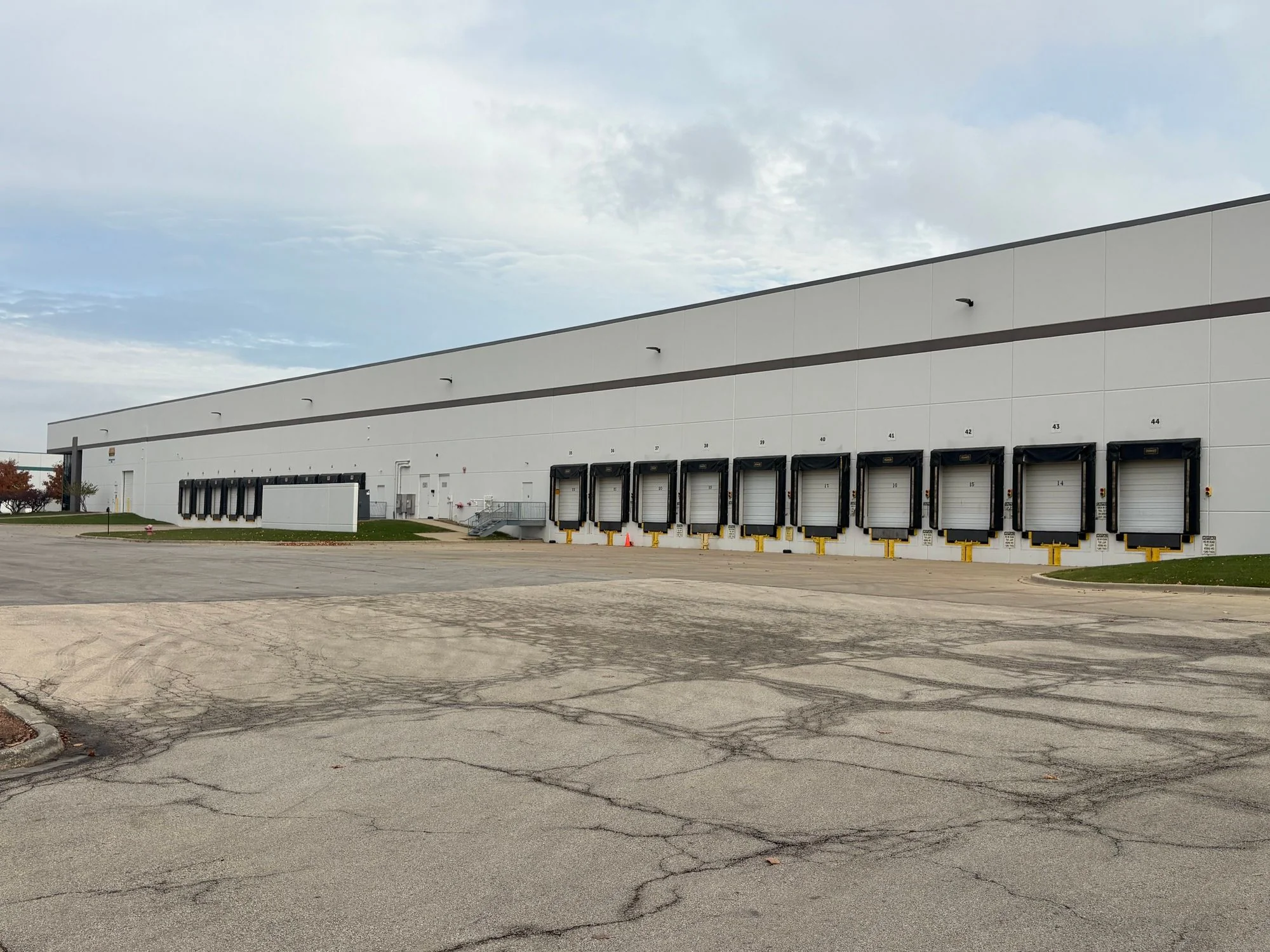 340 Crossroads Parkway — Lease in Bolingbrook, IL, photo 2 of 7