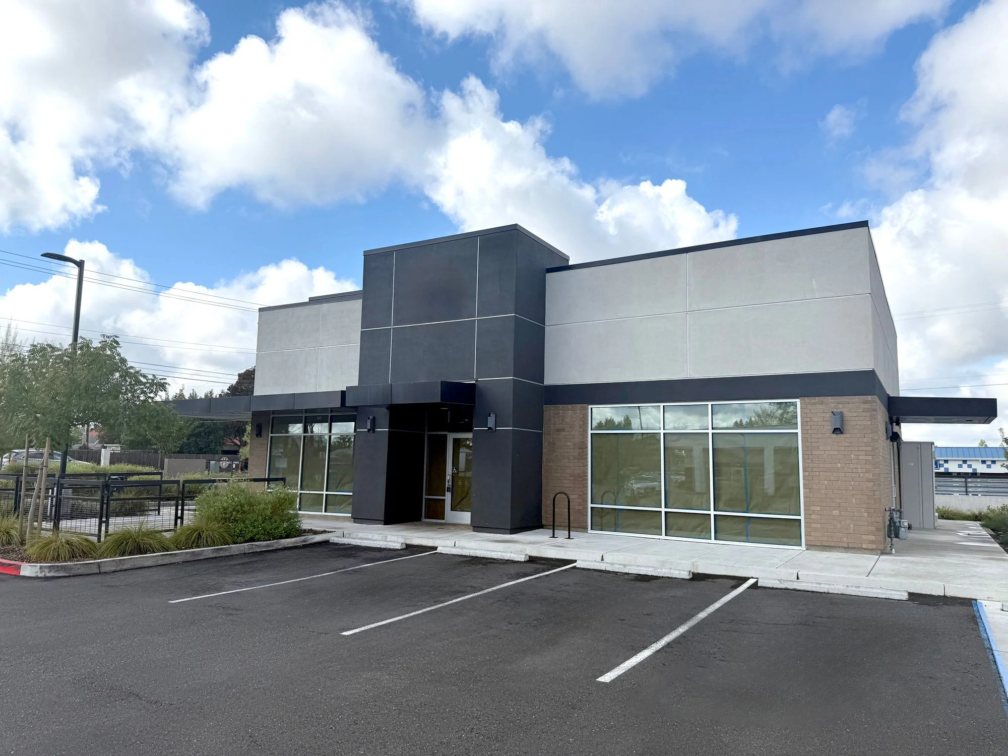 Former Starbucks — Lease in Sacramento, CA, photo 1 of 3
