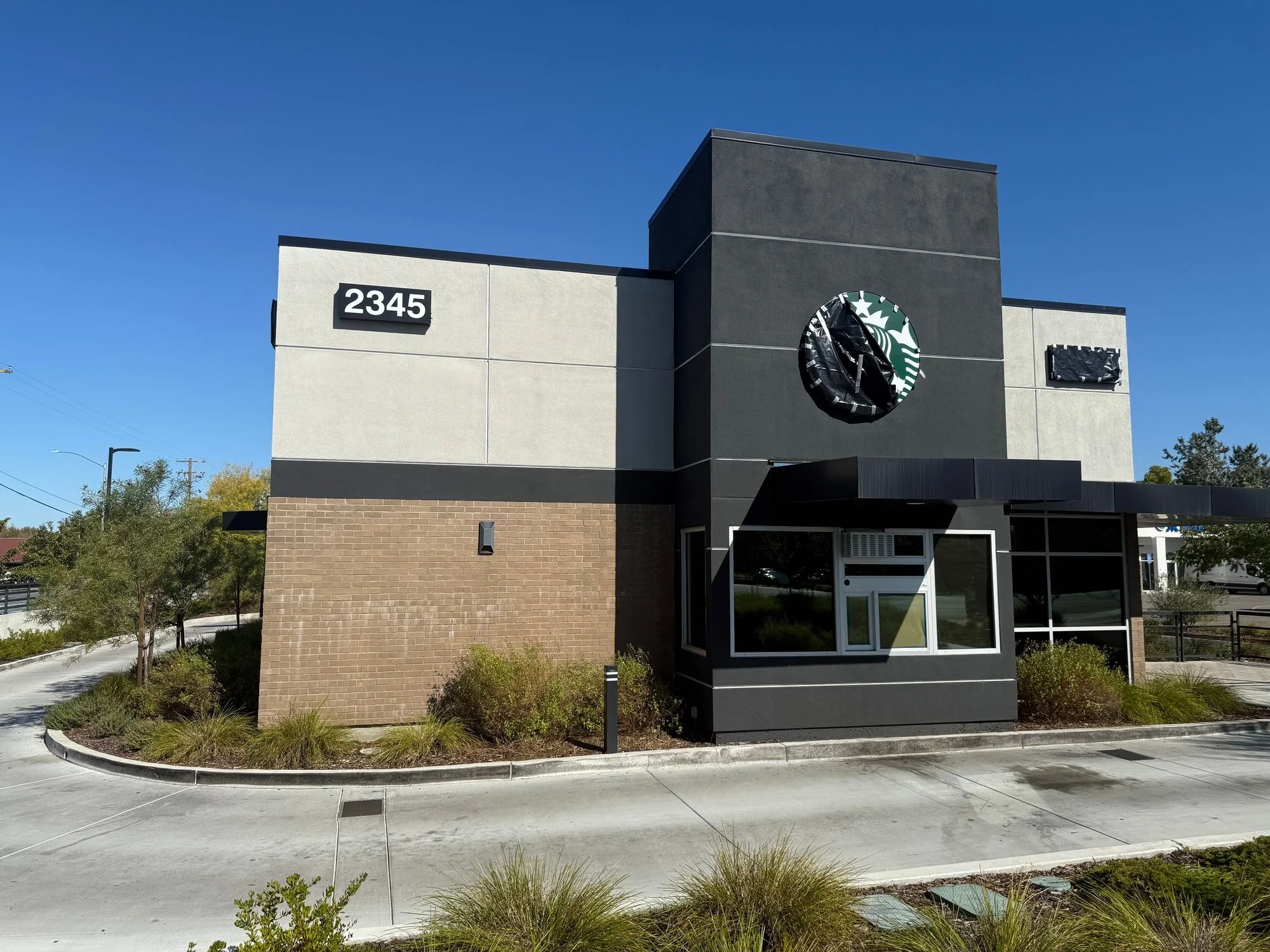 Former Starbucks — Lease in Sacramento, CA, photo 2 of 3