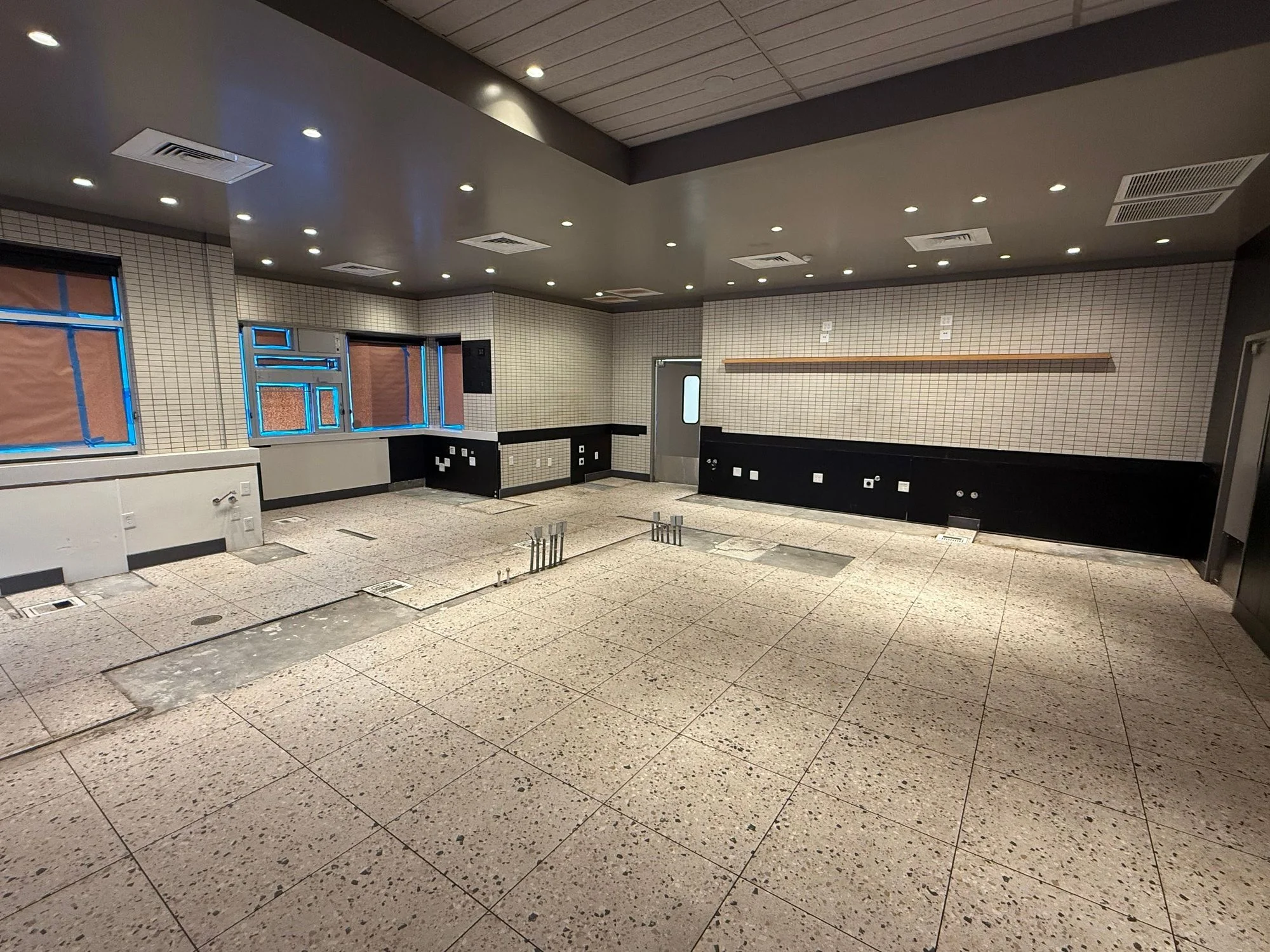 Former Starbucks — Lease in Sacramento, CA, photo 3 of 3