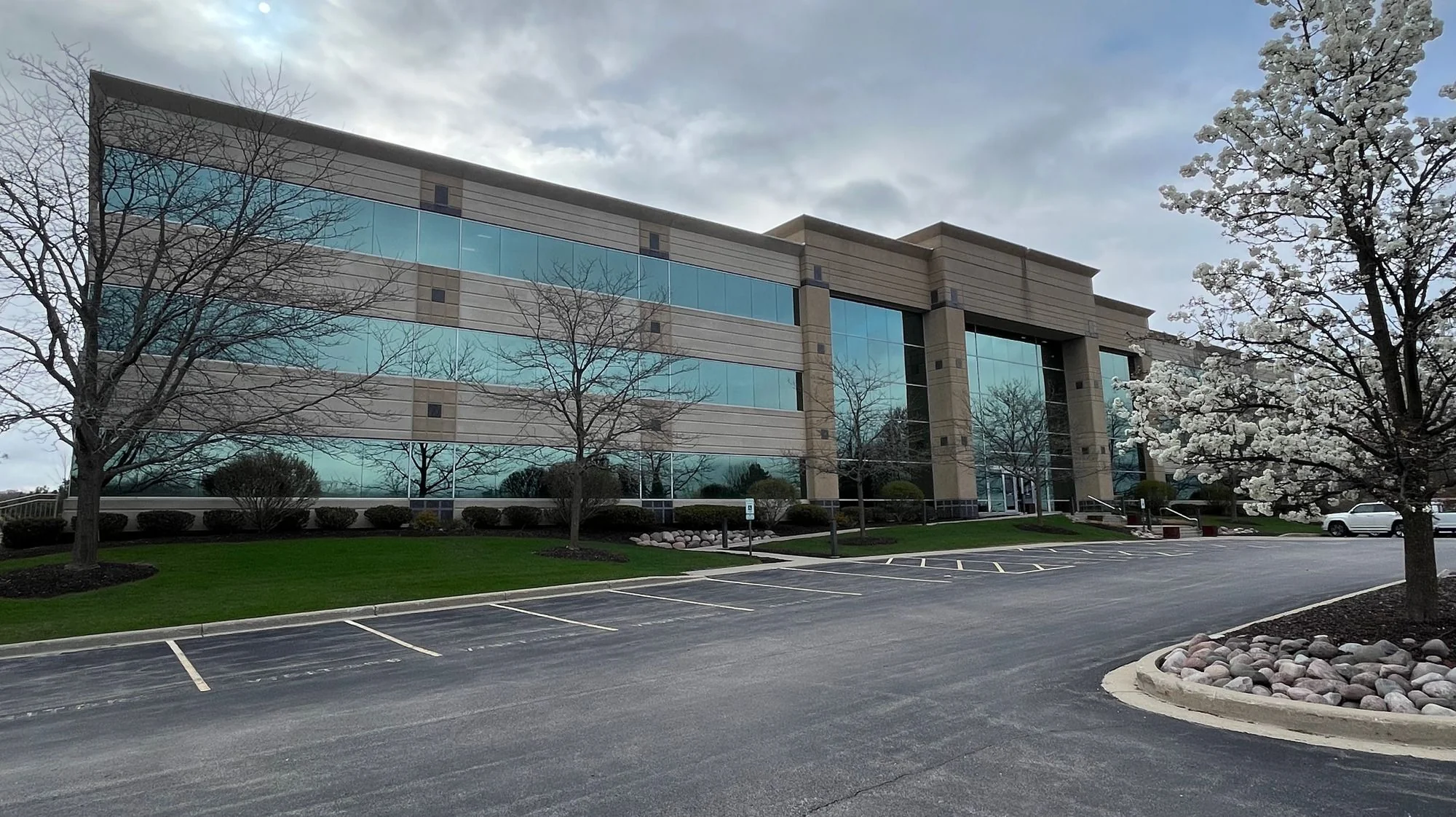 Riverwood Corporate Center III — Lease in Pewaukee, WI, photo 1 of 8
