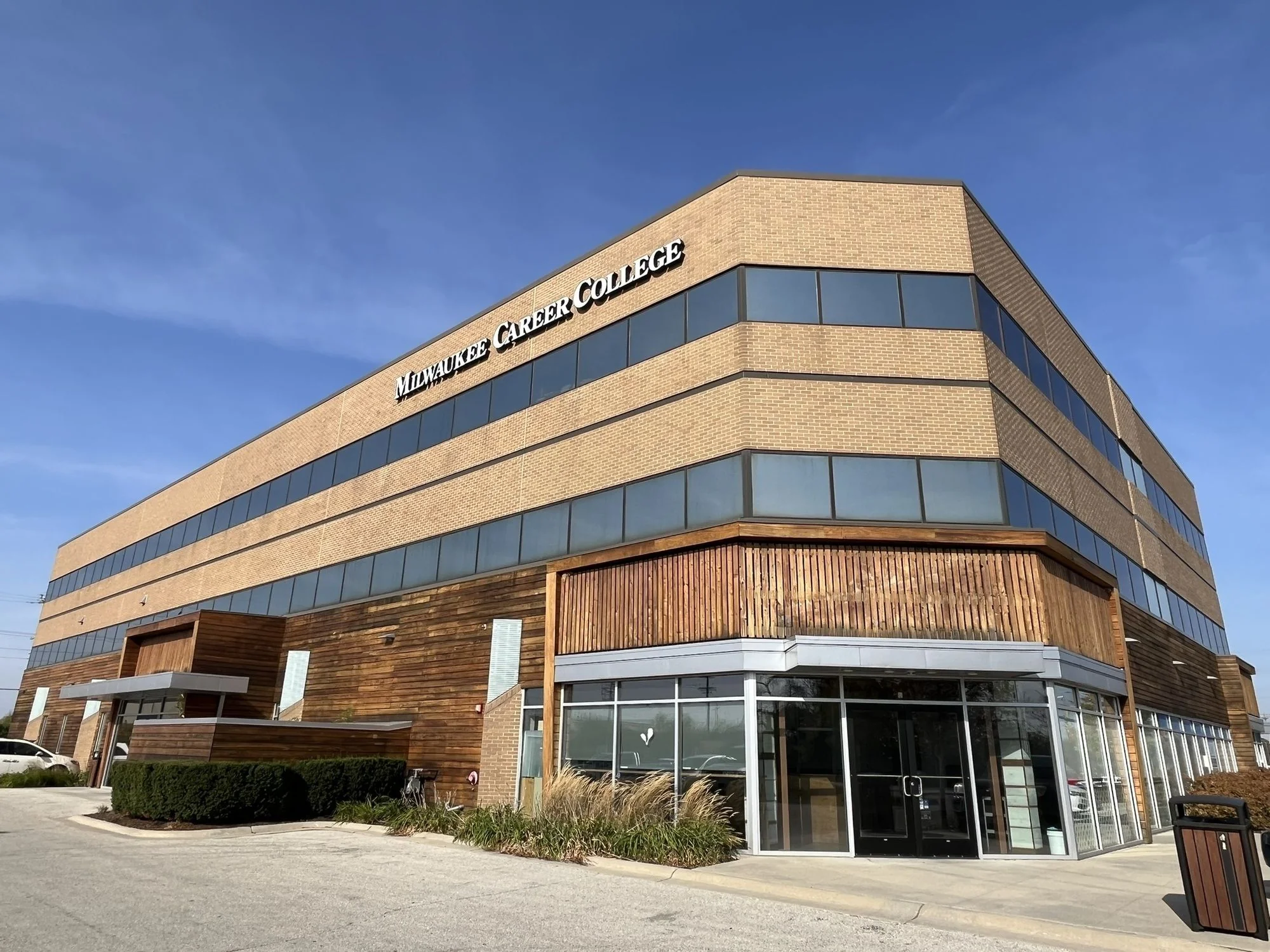 Mayfair Health Professional Building — Lease in Wauwatosa, WI, photo 1 of 4