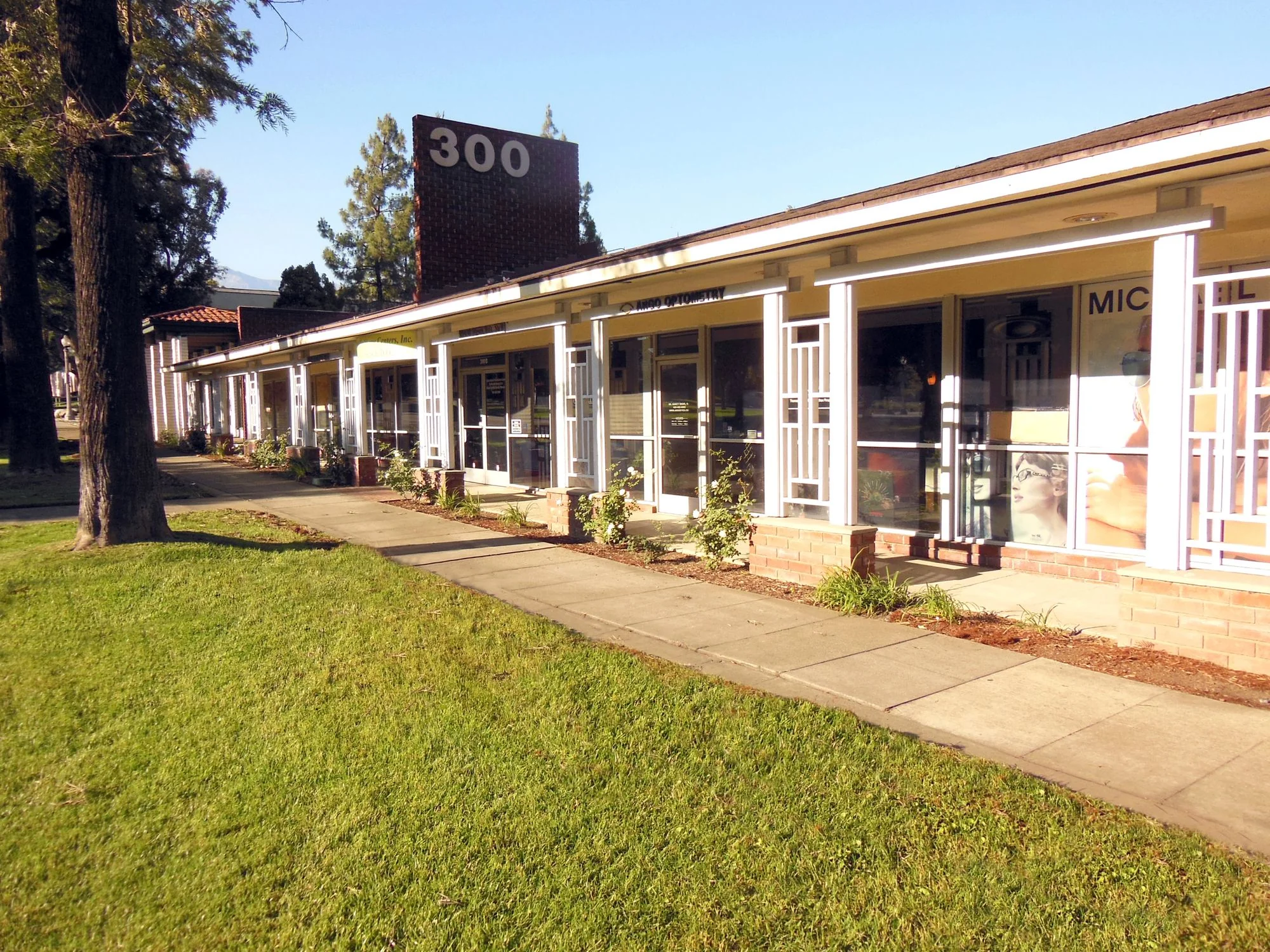 300 N Euclid Ave — Lease in Upland, CA, photo 2 of 3