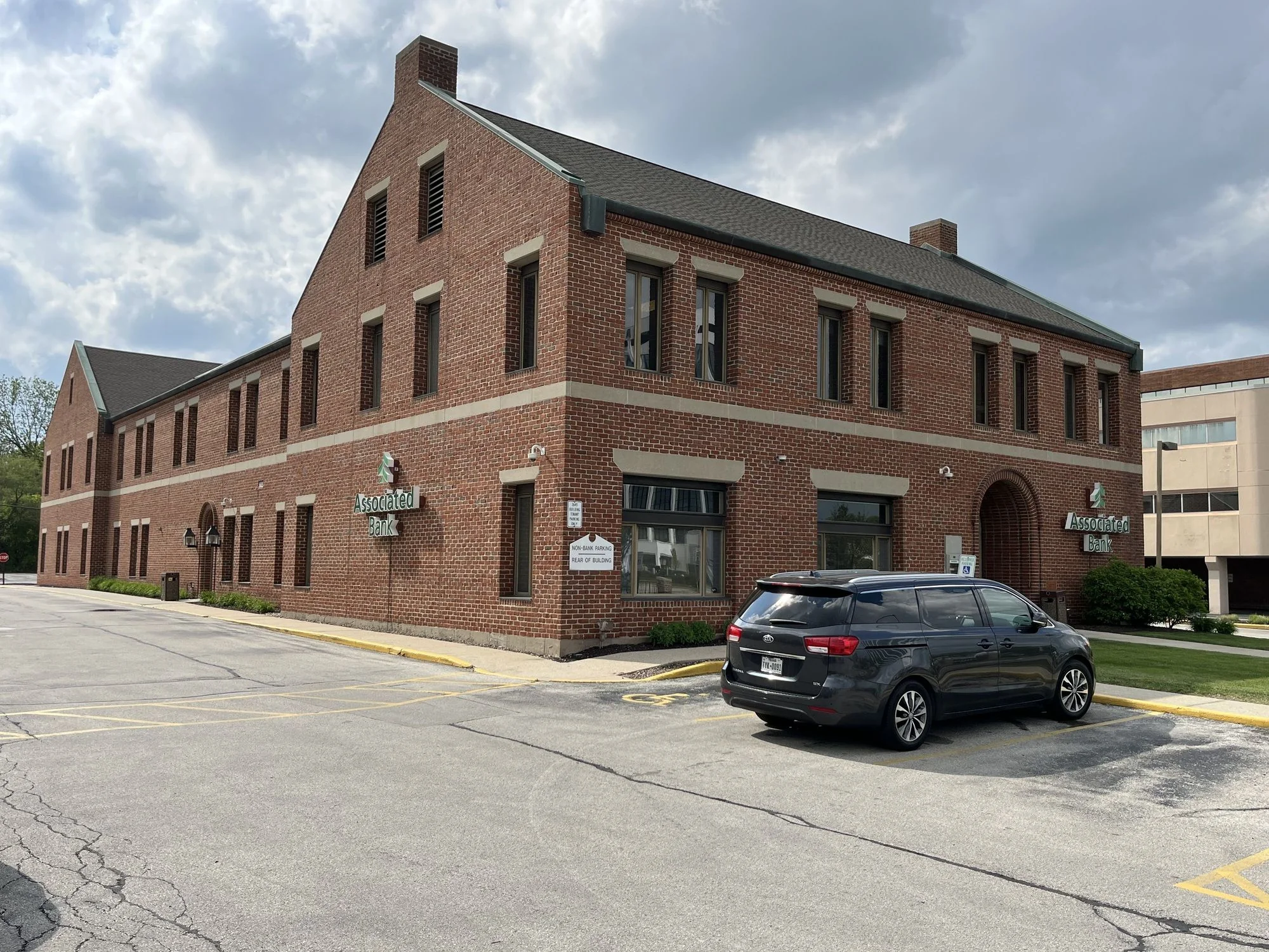 2645 North Mayfair Road — Lease in Wauwatosa, WI, photo 1 of 2